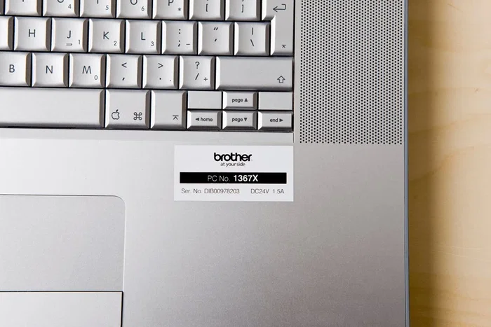 Brother TZe-251 Cinta laminada negro sobre blanco 24 mm Brother TZe-251 Cinta laminada negro sobre blanco 24 mm