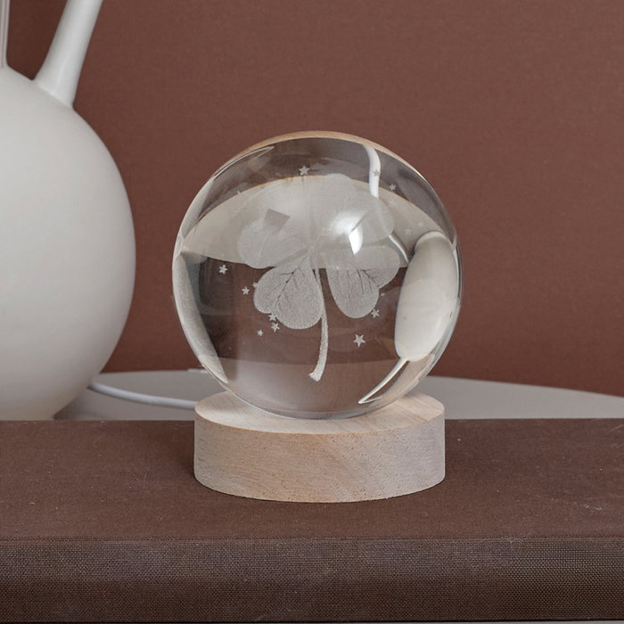 The Concept Factory Lámpara Bola de Vidrio con Efecto 3D y Base de Madera The Concept Factory Lámpara Bola de Vidrio con Efecto 3D y Base de Madera