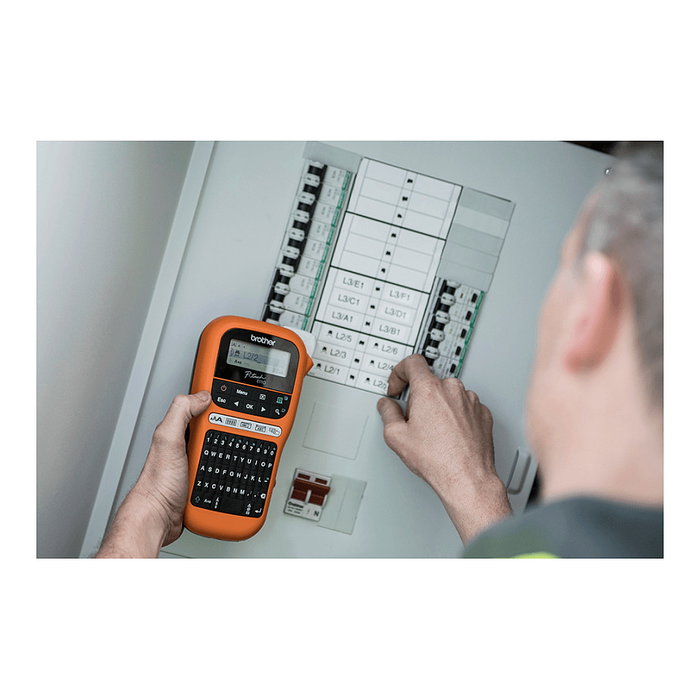 Brother PT-E110 Etiquetadora Portátil, Transferencia Térmica, QWERTY, Negro y Naranja, Incluye Cartucho, 9 Estilos de Fuente, 20 Idiomas, Hasta 12 mm de Ancho de Etiqueta