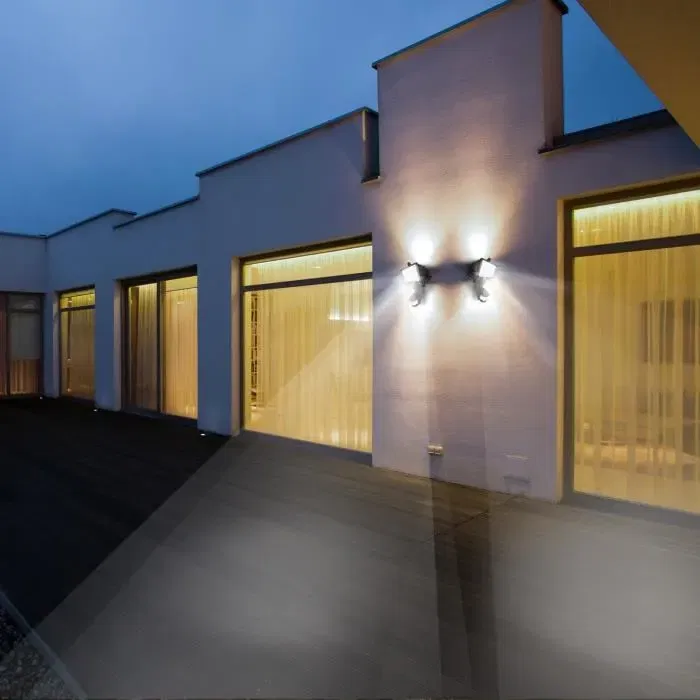 Lumi Jardin Proyector Solar Cooper Black H 22 cm Negro, Iluminación Potente, Panel Solar Remoto, LED Blanco, Detector Movimiento