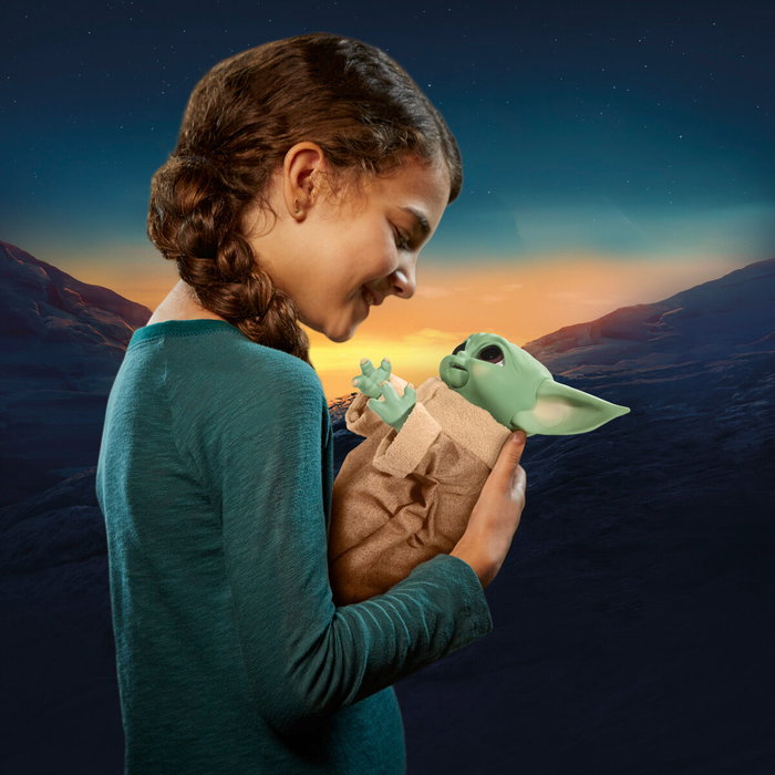 Hasbro Galactic Snackin Grogu Figura Interactiva Baby Yoda The Child Mandalorian Star Wars 23cm Sonidos y Movimientos +4 Años