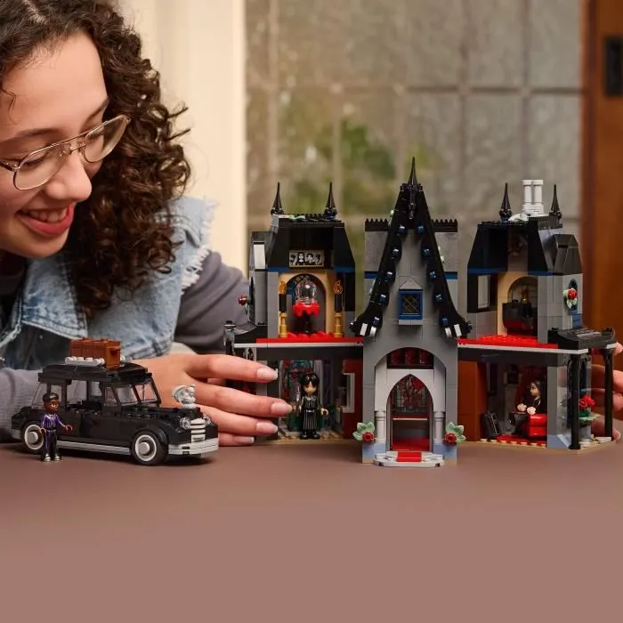 Lego 76786 Morticia's Mansion - Set de construcción de minipersonajes LEGO para mayores de 10 años