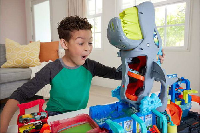 Mattel Pista Hot Wheels City Túnel de Lavado con Tiburón Incluye Coche que Cambia de Color con Agua