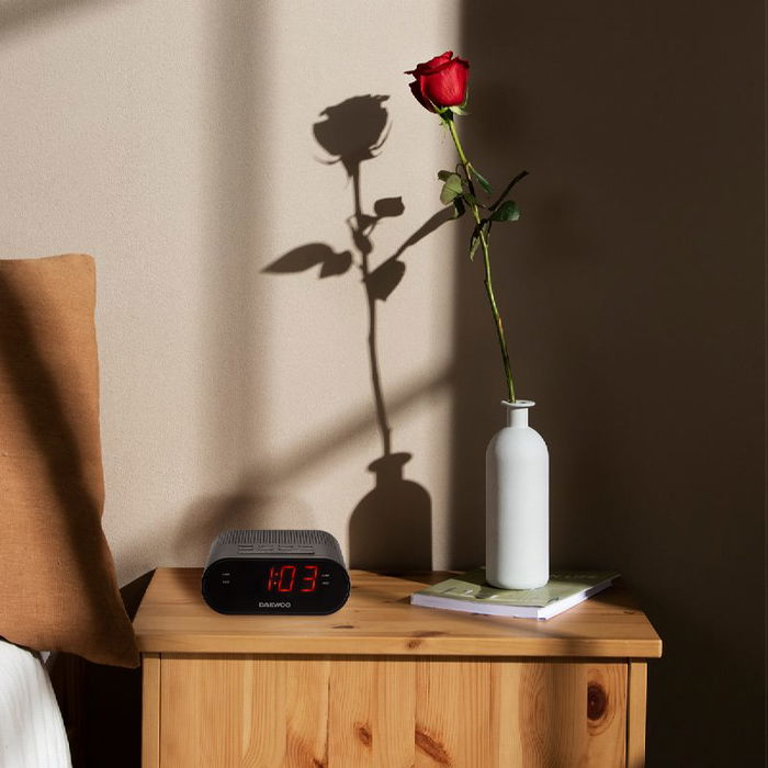 Daewoo Radio Reloj Despertador con Sintonizador AM/FM y Entrada Auxiliar de 3.5mm para Conectar Dispositivos Externos