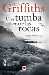 Una tumba entre las rocas, Elly Griffiths - MAEVA EDICIONES