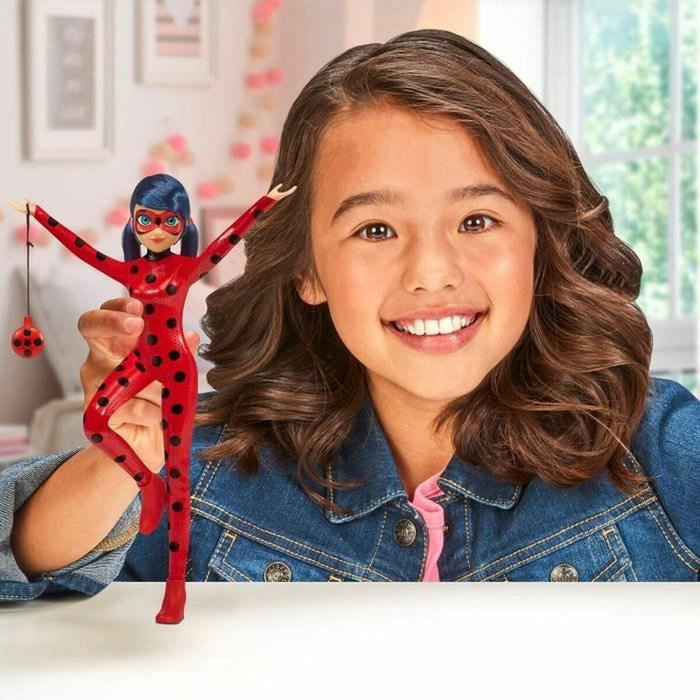Bandai Miraculous Ladybug Muñeca fashion de 26 cm con teléfono y disfraz efecto vinilo Bandai Miraculous Ladybug Muñeca fashion de 26 cm con teléfono y disfraz efecto vinilo