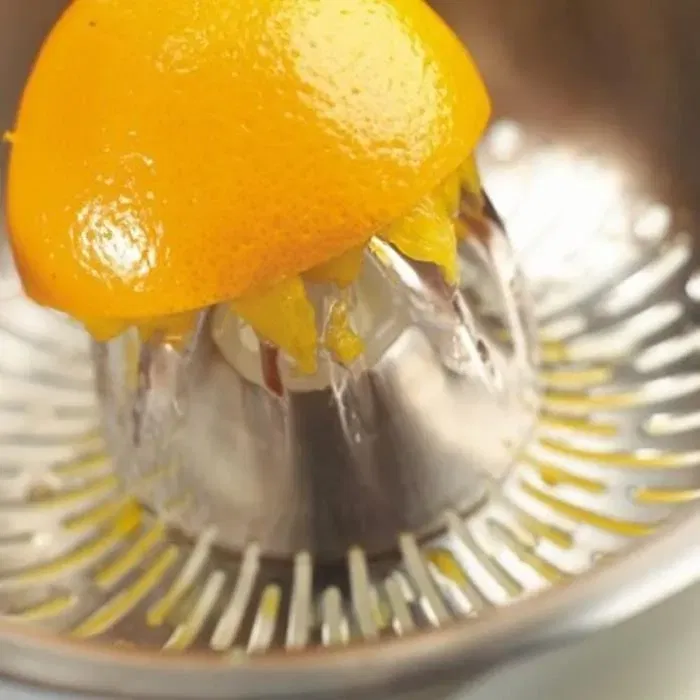 Kenwood Exprimidor de Cítricos AT312B, 600 ml, Colador de Acero Inoxidable, Recipiente Graduado Translúcido Kenwood Exprimidor de Cítricos AT312B, 600 ml, Colador de Acero Inoxidable, Recipiente Graduado Translúcido