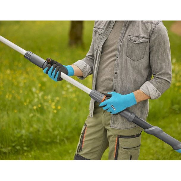 GARDENA HighCut 250 Tijera de podar telescópica a batería 18V, corte de ramas hasta 2.8cm, color negro/plata, batería de iones de litio