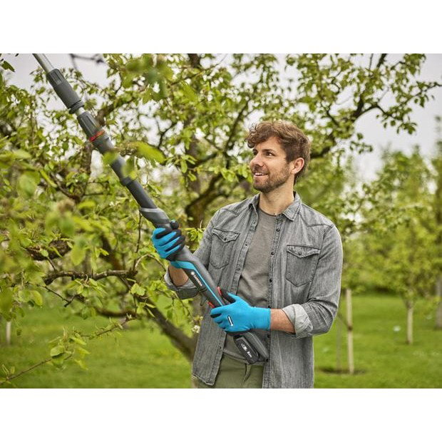 GARDENA HighCut 250 Tijera de podar telescópica a batería 18V, corte de ramas hasta 2.8cm, color negro/plata, batería de iones de litio