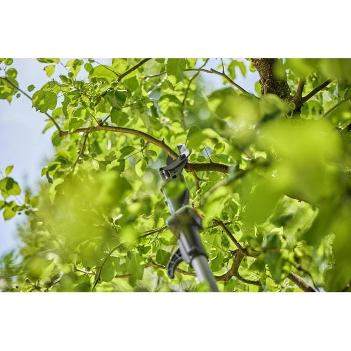 GARDENA HighCut 250 Tijera de podar telescópica a batería 18V, corte de ramas hasta 2.8cm, color negro/plata, batería de iones de litio