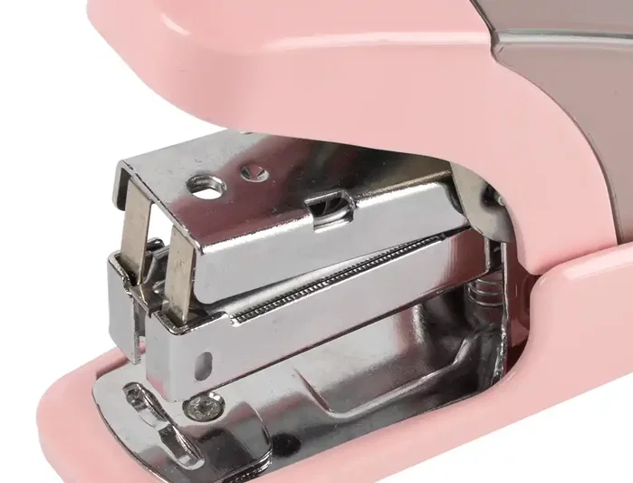 Liderpapel Grapadora micro rosa con caja de 1000 grapas