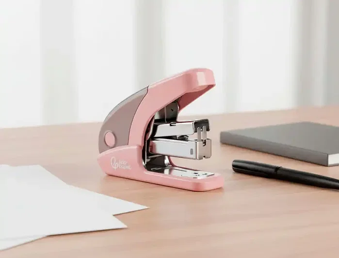 Liderpapel Grapadora micro rosa con caja de 1000 grapas