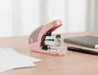 Liderpapel Grapadora micro rosa con caja de 1000 grapas