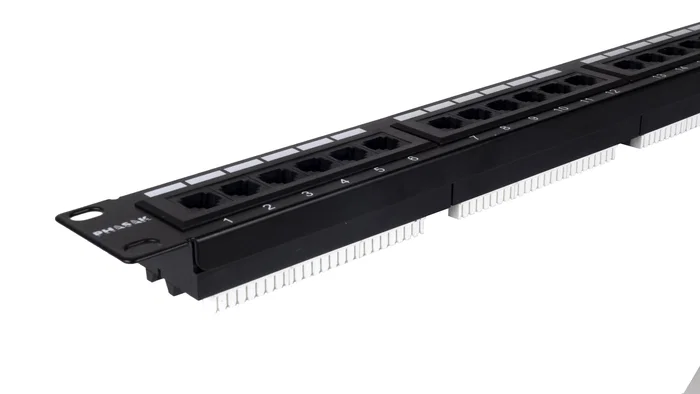 PHASAK PU 2421 - Panel de Parcheo/Patch Panel 19", 24 Puertos Cat.6A UTP RJ45 Dual, Diseño 1U para Rack, Color Negro