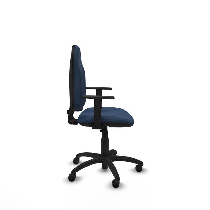 Silla de oficina Algarra con mecanismo Contacto permanente básico tapizada con Similpiel color Azul marino. Equipada con Base poliamida negra, Brazos 1D y Ruedas de parqué Silla de oficina Algarra con mecanismo Contacto permanente básico tapizada con Similpiel color Azul marino. Equipada con Base poliamida negra, Brazos 1D y Ruedas de parqué
