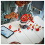 LEGO Scuderia Ferrari HP Casco de Charles Leclerc 43014, Juego de Construcción de 886 Piezas, para Mayores de 14 Años