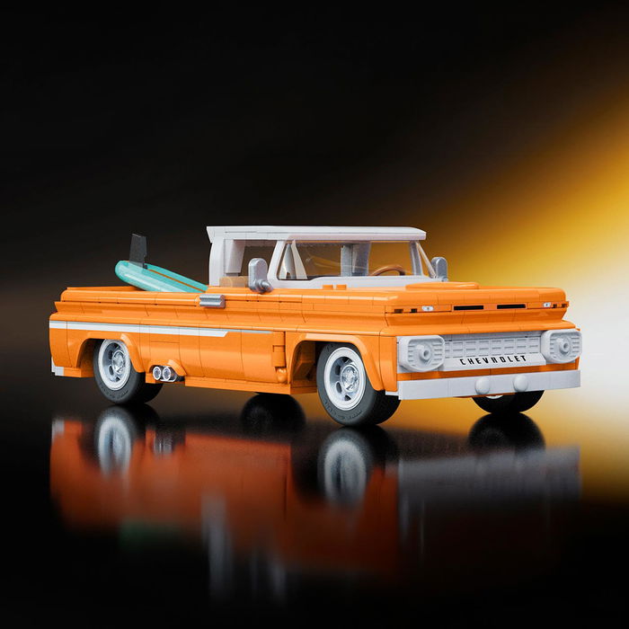 Mattel Brick 1962 Chevy Pickup Elite Hot Wheels Jft20 - Coche de Colección a Escala 1:16 con Piezas de Metal, Puertas Abatibles, Suspensión Ajustable y Tabla de Surf