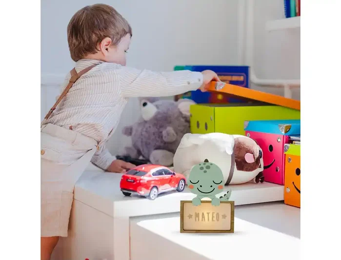 Wondee Lámpara de Noche Personalizable con Forma de Dinosaurio para Bebés - Luz Nocturna Infantil con Kit de Letras, Alimentación por USB-C y Pilas, Madera Sostenible