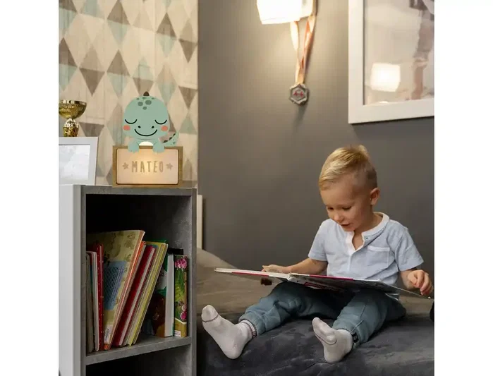 Wondee Lámpara de Noche Personalizable con Forma de Dinosaurio para Bebés - Luz Nocturna Infantil con Kit de Letras, Alimentación por USB-C y Pilas, Madera Sostenible