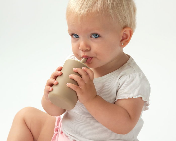 KioKids Ecofriendly Vaso Infantil de Silicona con Pajita y Tapa, Beige, +6 Meses, 180ml, Apto Microondas y Lavavajillas