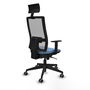 Silla de oficina Horna con mecanismo Sincro tapizada con Tela color Azul cielo y malla color Gris. Equipada con lumbar 1D, Brazos 1D, Cabecero Fijo y Ruedas 65 mm parqué