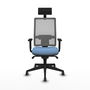 Silla de oficina Horna con mecanismo Sincro tapizada con Tela color Azul cielo y malla color Gris. Equipada con lumbar 1D, Brazos 1D, Cabecero Fijo y Ruedas 65 mm parqué