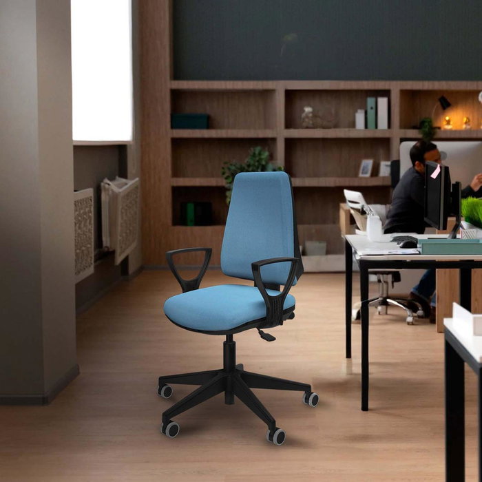 Silla de oficina Elche con mecanismo Asincro tapizada con Tela color Verde oliva. Equipada con Base piramidal negra, Brazos fijos y Ruedas 65 mm parqué