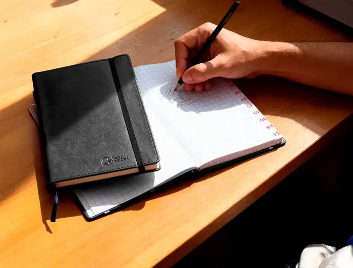 Liderpapel Libreta Similpiel A5 Negra 120 Hojas Cuadriculadas 70gr Cierre Gomillas