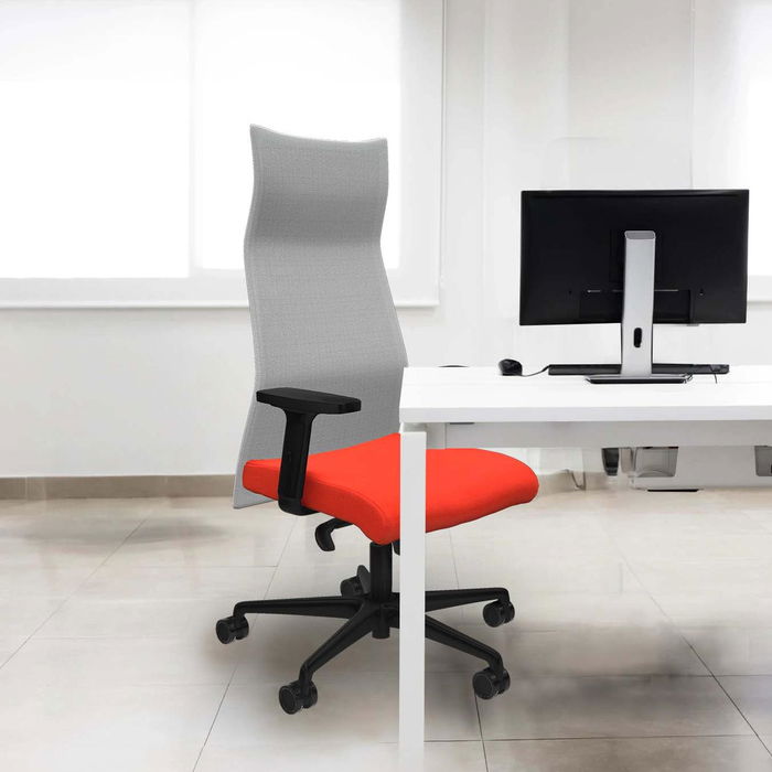 Sillón Albacete con mecanismo Sincro tapizada con Tela color Negro y malla color Blanco. Equipado con Base nailon negra, Brazos 2D y Ruedas 65mm nailon