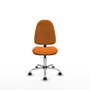 Silla de oficina Algarra con mecanismo Contacto permanente básico tapizada con Similpiel color Naranja. Equipada con Base cromada, Sin brazos y Ruedas de parqué