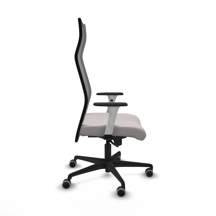 Sillón Albacete con mecanismo Sincro tapizada con Similpiel color Blanco y malla color Negro. Equipado con Base nailon negra, Brazos 1D y Ruedas 65 mm parqué