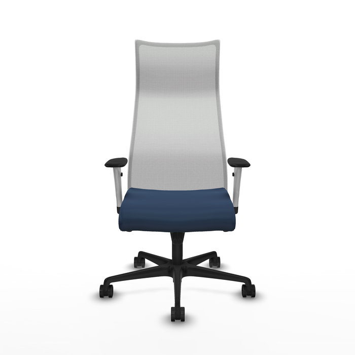 Sillón Albacete con mecanismo Sincro tapizada con Similpiel color Azul marino y malla color Blanco. Equipado con Base nailon negra, Brazos 1D y Ruedas 65mm nailon