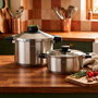Elma Präst Duo - Olla a Presión Acero Inoxidable 18/10, 4+6 L, 2 Piezas, Triple Seguridad, Válvula 3 Colores, Fondo Difusor, Compatible con Inducción