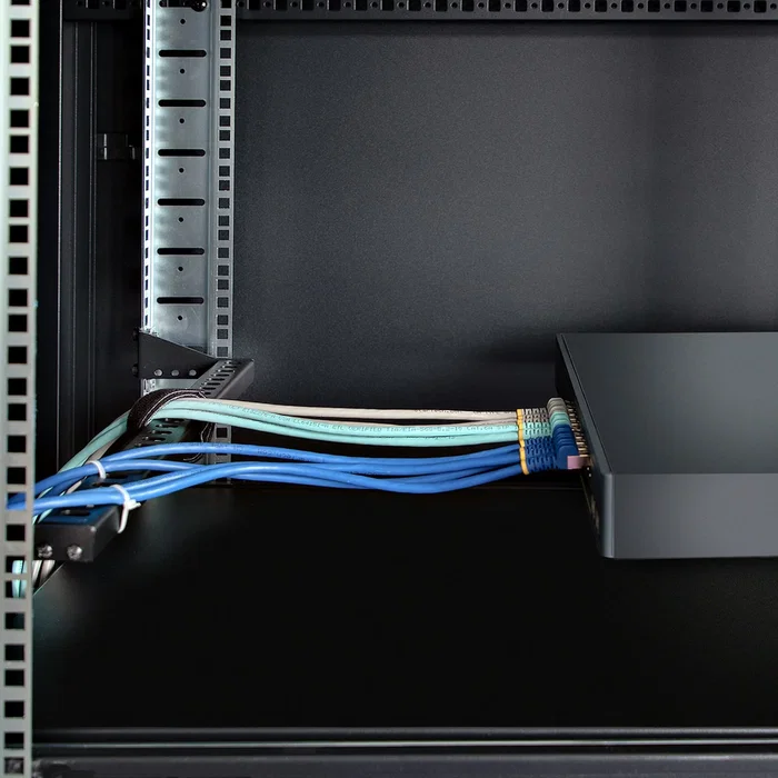 StarTech.com 12S-CABLE-LACING-BAR - Barra Horizontal de Gestión de Cables 1U para Rack de 19" - Profundidad Ajustable (40-96mm) - Guía para Cableado, Negro, Acero