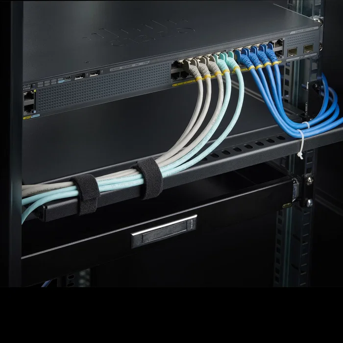 StarTech.com 12S-CABLE-LACING-BAR - Barra Horizontal de Gestión de Cables 1U para Rack de 19" - Profundidad Ajustable (40-96mm) - Guía para Cableado, Negro, Acero