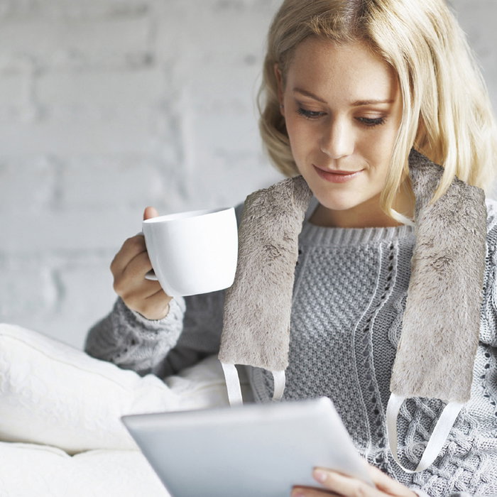 Sensly Cojín Cervical Microondas para Nuca, Hombros y Cuello con Cuentas de Cerámica para Alivio del Frío y Bienestar Sensly Cojín Cervical Microondas para Nuca, Hombros y Cuello con Cuentas de Cerámica para Alivio del Frío y Bienestar