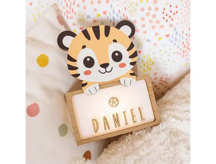 Wondee Lampara de Noche Infantil Personalizable Little Tiger de Madera Sostenible Luz Quit Miedos