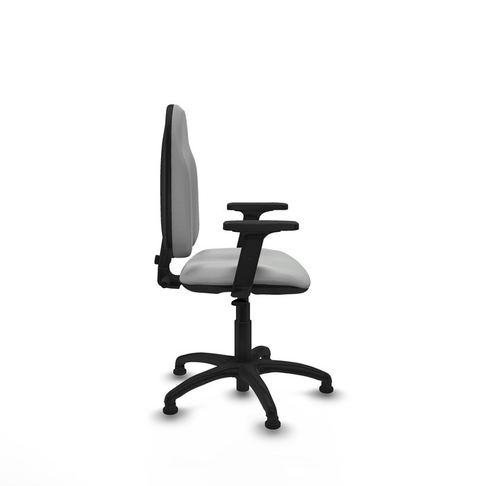 Silla de oficina Algarra con mecanismo Contacto permanente básico tapizada con Similpiel color Gris claro. Equipada con Base poliamida negra, Brazos 2Dy Topes
