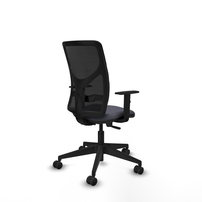 Silla de oficina Motilla con mecanismo Sincro tapizada con Tela color Gris oscuro y malla color negra. Equipada con lumbar 1D, Brazos 1D y Ruedas 65mm nailon