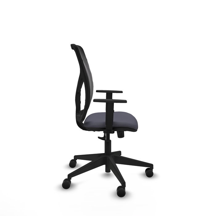 Silla de oficina Motilla con mecanismo Sincro tapizada con Tela color Gris oscuro y malla color negra. Equipada con lumbar 1D, Brazos 1D y Ruedas 65mm nailon