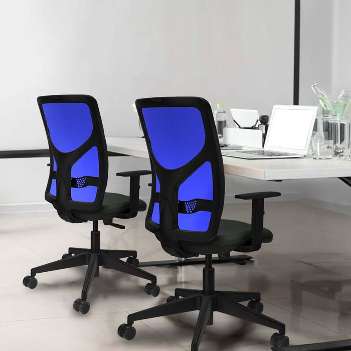 Silla de oficina Motilla con mecanismo Sincro tapizada con Tela color Gris oscuro y malla color negra. Equipada con lumbar 1D, Brazos 1D y Ruedas 65mm nailon