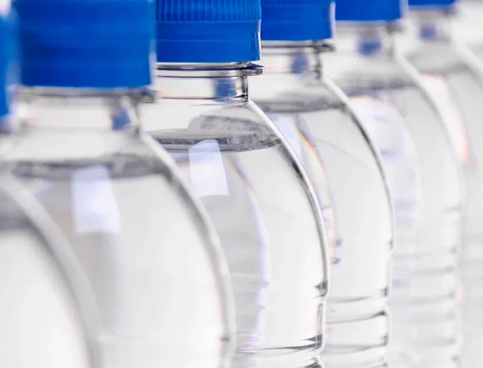 Fuente primavera Agua mineral natural, de mineralización débil, botella de 1,5 l