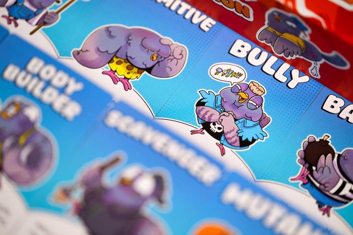 Tranjis Games Juego de Mesa Pigeon Explosion - Juego de Cartas para 2 a 5 Jugadores, Partidas Rápidas 30 Min, Edad +8 Años, Temática Humorística y Caótica