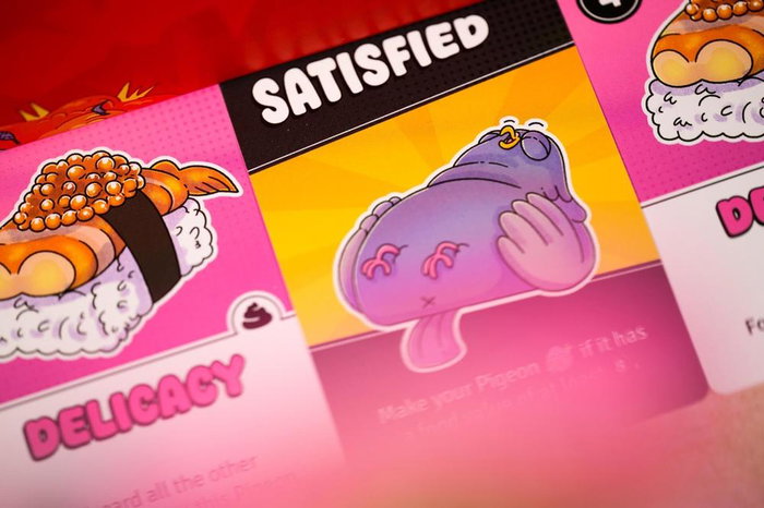 Tranjis Games Juego de Mesa Pigeon Explosion - Juego de Cartas para 2 a 5 Jugadores, Partidas Rápidas 30 Min, Edad +8 Años, Temática Humorística y Caótica