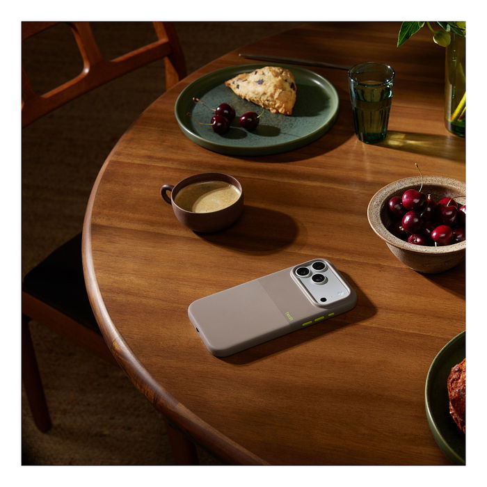 Apple Funda MGJA4LL/A para iPhone 17 Pro Max con MagSafe y Control de Cámara (Alpengrau)