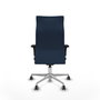 Sillón Albacete con mecanismo Sincro tapizada con Similpiel color Azul marino. Equipado con Base aluminio, Brazos 1D y Ruedas 65 mm parqué