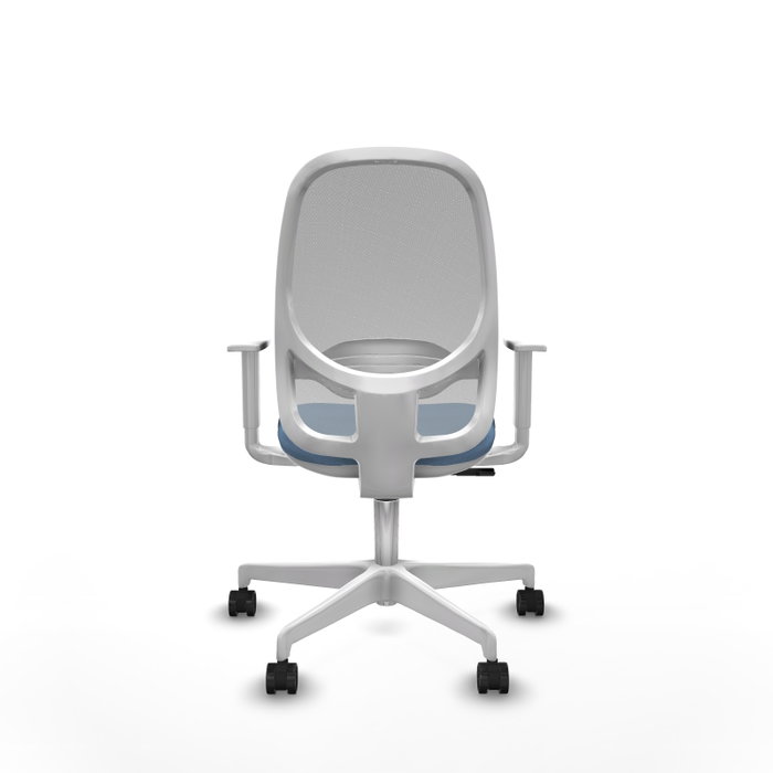 Silla de oficina Cilanco con mecanismo Sincro tapizada con Tela color Azul cielo y malla color Gris. Equipada con lumbar 1D, Reposabrazos blancos y Ruedas 65mm nailon