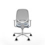 Silla de oficina Cilanco con mecanismo Sincro tapizada con Tela color Azul cielo y malla color Gris. Equipada con lumbar 1D, Reposabrazos blancos y Ruedas 65mm nailon