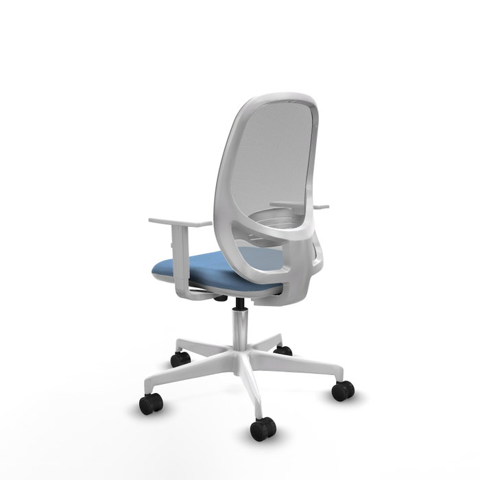 Silla de oficina Cilanco con mecanismo Sincro tapizada con Tela color Azul cielo y malla color Gris. Equipada con lumbar 1D, Reposabrazos blancos y Ruedas 65mm nailon
