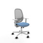 Silla de oficina Cilanco con mecanismo Sincro tapizada con Tela color Azul cielo y malla color Gris. Equipada con lumbar 1D, Reposabrazos blancos y Ruedas 65mm nailon